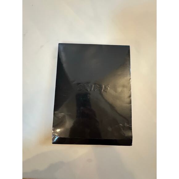 Skims SHINE SHAPEWEAR
BRIEF
COLOR: ONYX SIZE:
XS - Picture 2 of 3